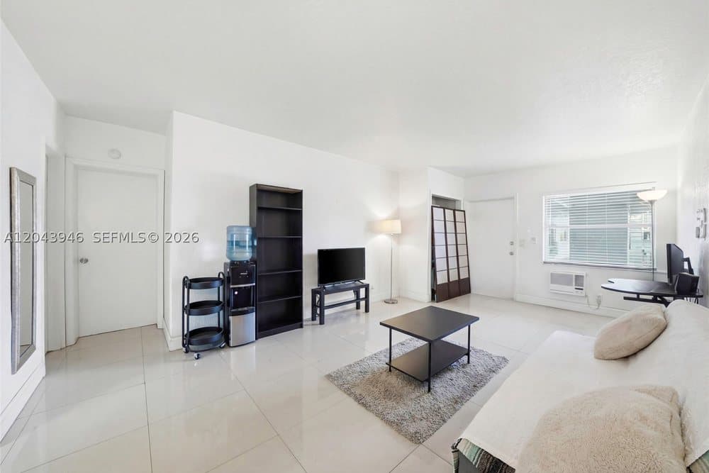 1100 NE 9th Ave #105, Fort Lauderdale, FL 33304
